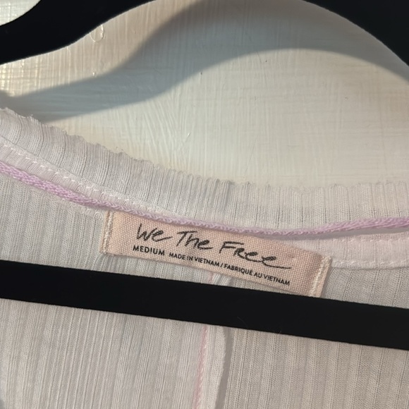 We The Free by Free People Women's White V neck Tee Size Medium - Picture 2 of 12